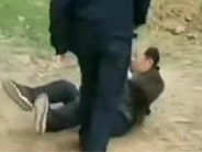 河南汝州警员疑脚踹倒地村民被停职，占地补偿款承诺了没兑现？