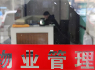 举报楼顶违建遭镇政府保安抡椅子驱赶，到底该谁管？
