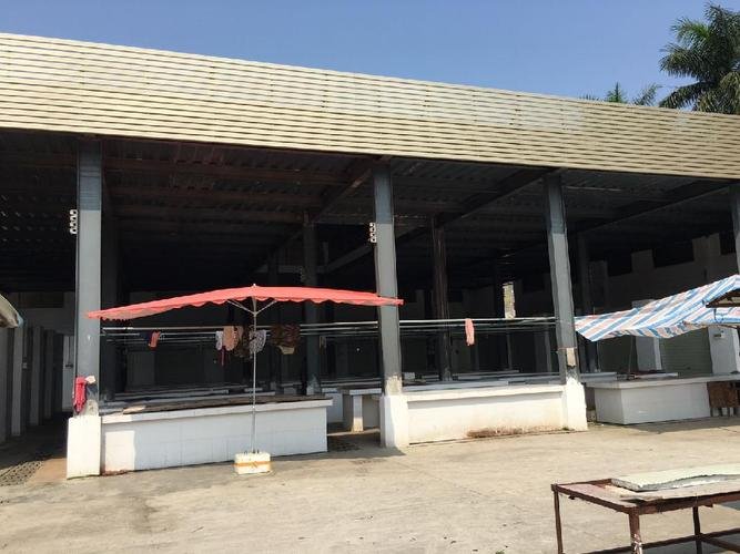 东方市临街商铺拆迁，其经营权补偿标准是否与住宅同权？