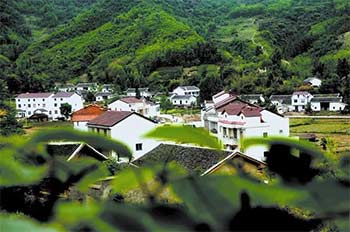 城里人不能买农村宅基地,那宅基地上的房子能买吗? 城里人不能买农村宅基地,那宅基地上的房子能买吗?