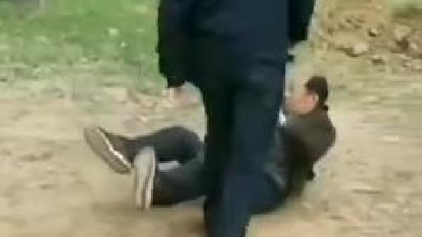 河南汝州警员疑脚踹倒地村民被停职,占地补偿款承诺了没兑现? 河南汝州警员疑脚踹倒地村民被停职,占地补偿款承诺了没兑现?
